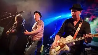 Powderfinger met het nummer 'Cortez the killer'  van Neil Young