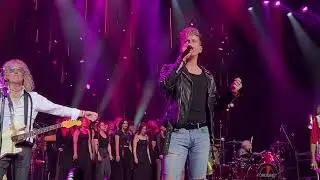 Foreigner performing I Want to Know What Love Is at Caesar's Windsor (Canada) on July 5, 2025.