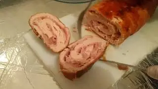 Rocambole de filé de peito de frango.