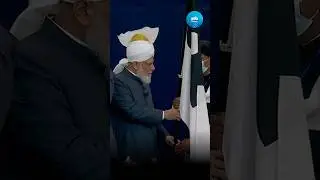 Hazrat Mirza Masroor Ahmad (aba) awards the Alam-e-Inami to the best Ansar Majlis of 2025