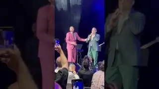 DOMINGO QUIÑONES SUBE A LA TARIMA A GILBERTO SANTA ROSA Y LUISITO CARRIÓN.