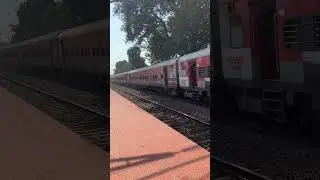 Pune Hatia express crossing at MPS #shorts #train #pune #hatia #ranchi #railway #station