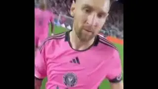 La incre&iacute;ble reacci&oacute;n de MESSI cuando una ni&ntilde;a entr&oacute; a la cancha a sacarse una foto con &eacute;l.  #messi