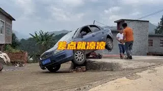 This old driver is too excited. It's a good thing that nothing serious happened.