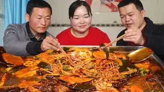 【陕北霞姐】霞姐在家复刻甘肃麻辣烫，麻辣鲜香超好吃，狂炫三碗甘肃限定手擀粉!!