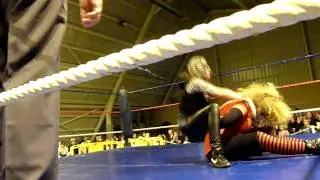 2010 - Gala de Catch - Combat f&eacute;minin - Camille la myst&eacute;rieuse vs Helena