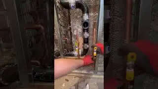 Монтаж водопроводных труб #сантехника #короткоевидео