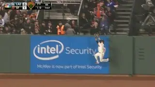 LAD@SF: Pagan robs Grandal with leaping catch