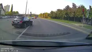 Mercedes traversare dublă la roșu, linie continuă, Chișinău