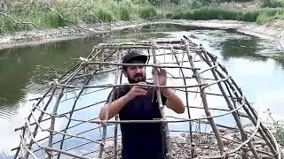 तालाब के पास बनाया Jungle Shelter &ndash; Survival Challenge