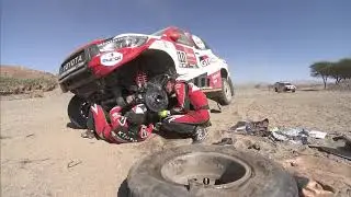 Fernando Alonso repairs Toyota Hilux during Dakar Rally 2020