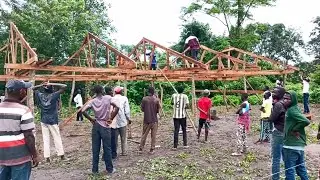 LE PASTEUR OMEONGA CONSTRUIT UNE ÉGLISE EN PLEINE FORÊT ÉQUATORIALE