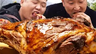 大哥相親放大招！ 20 斤鴕鳥腿猛烤 3 小時，香辣入味直接手抓啃【鐵鍋視頻】