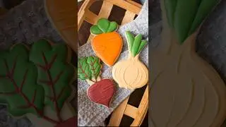 Сахарное печенье с тематикой корнеплодов, украшенное королевской глазурью #cookiedecorating #roya...