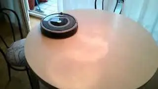 Roomba beim Tisch putzen