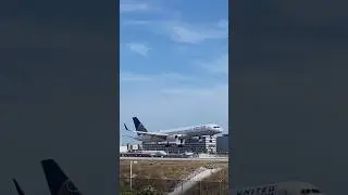 United 757-200 landing in LAX