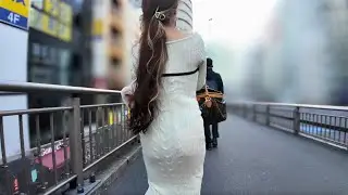 Черная футболка выделяется на белом фоне.