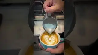 .換個封面排版🌹#freepour #heart #baristadaily #latte #latteart #coffee #art #instadaily #espresso #lattear