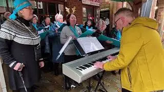 👩&zwj;🎤 🎤 🎶 at  Lichfield Christmas 🎄 Market 