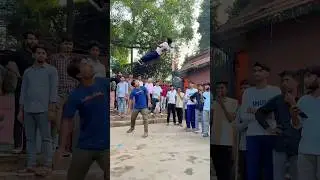 Chote bache ki talente to dekho😱 koi support nhi karta 🙏🏻 #viraljump #talentedboystunt #flip
