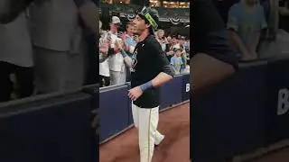 Christian Yelich: man of the people ✋