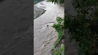 nadi ke tez nahao me Jamin ka katao ho raha hai