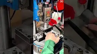 The process of pressing precision metal components using a hydraulic machine