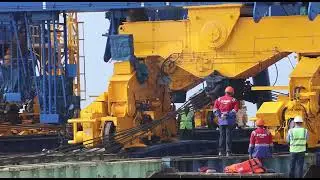 Unloading a Rail-Mounted Quay Crane from Zhen Hua 29 on Nov 16