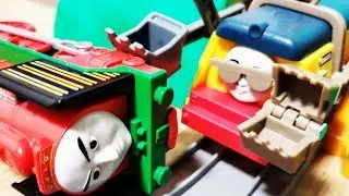 プラレール きかんしゃトーマス トラックマスターのレベッカとモンキーマニアトーマス 踏切に落ちたトビーをパーシーが救助！ じこはおこるさ! hifumitoy