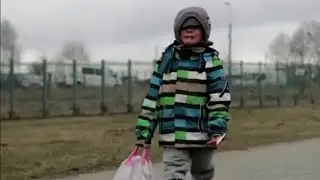Ukraine Child walking alone Poland border || Child Crying video #hearttouching #heartbroken