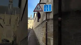 Balade Nevers 360&deg; : beaut&eacute; de la rue de Loire montante vers la cath&eacute;drale depuis la place Moss&eacute;