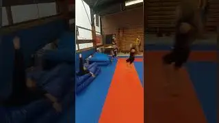 #grupoxama #capoeira #capoeirakids #kids #capoeiralife #acrobatie #gym #enfants #backflip #flip
