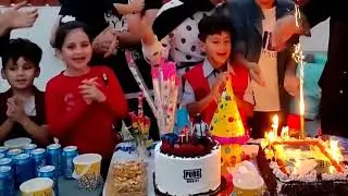 بنت يتيمة فقيرة تعمل كيكة من الطين عشان تحتفل بعيد ميلادها 😭ولكن الرجل الغنى كسر بخاطرها