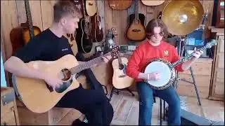 Cathal &Oacute;'Loingsigh on banjo and Sam Healy on guitar~🎵🍀👍