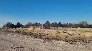 Prace ziemne na KM09+200 z widokiem na projektowany zbiornik wodny ZB6 przy budowie obwodnicy Chełma