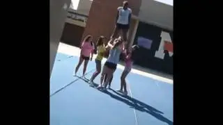 Cheerleader, faccia a terra...