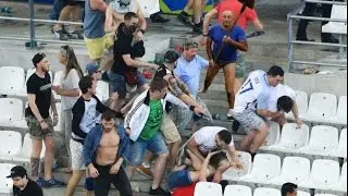 Un homme en slip avec un pelle au stade Velodrome Angleterre - Russie Euro 2016