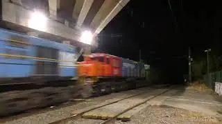 Trenes de carga y de pasajeros al caer la noche en Rancagua
