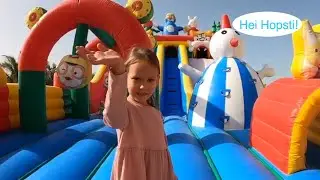 Lapsed m&auml;ngivad rannas, veepargis ja laste m&auml;nguv&auml;ljakul. Delisa h&uuml;ppab v&auml;rvilisel batuudil!
