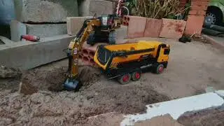 huina 580 loading dumptruck 573 🚧😍💪🏻@sebastianRC-Mania #neiperte#excavator #modellismo #rctoys