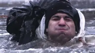 US soldiers endure ice jump training in freezing river