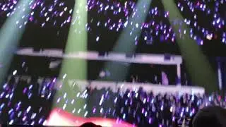 Taehyung hurt himself while flipping his mic😂😭 #LA concert #V #bangtan sonyeondan💜