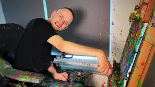 Michael er spastiker, men det afholder ham ikke fra at male