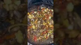 Sacda g&ouml;bələkli tərəvəz yeməyi və langet qızartması.
