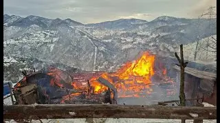 AHŞAP EV, YANGINDA KULLANILAMAZ HALE GELDİ