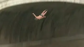 Romans jump into the Tiber to celebrate the New Year | AFP