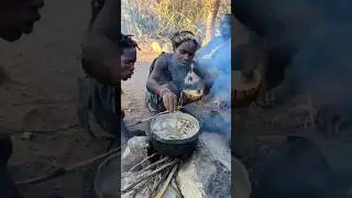Wow the first time I See How hadzabe cooks their favorite soup Nospices, No salt#villagelife#USA