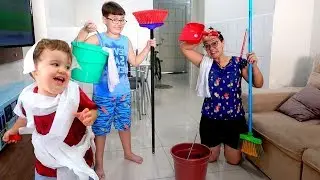 VIREI BABÁ POR UM DIA E AJUDEI A MAMÃE A LIMPAR A CASA