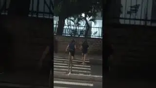 Meninas e Mulheres e OT Trans Transportes(20412) movimentado sobre a sacada do caranguejo