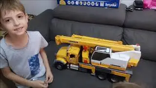 Bruder vs Lol/Даниэль распаковывает БОЛЬШОЙ авто КРАН/Видео для детей/Bruder Crane Truck Kids video